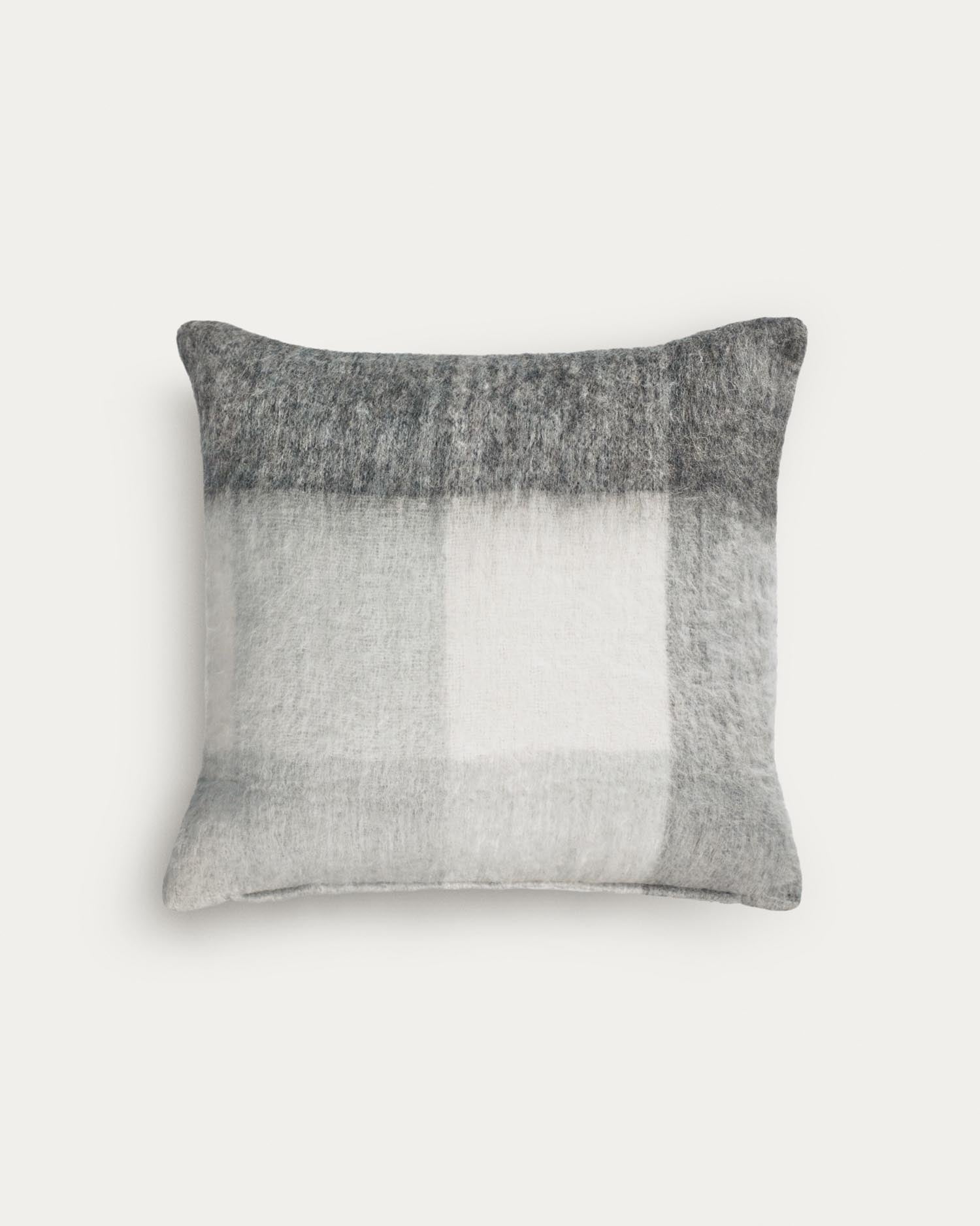 Catarina Kissenbezug weisse und graue Quadrate 45 x 45 cm in Mehrfarbig präsentiert im Onlineshop von KAQTU Design AG. Deko Kissenbezug ist von Kave Home