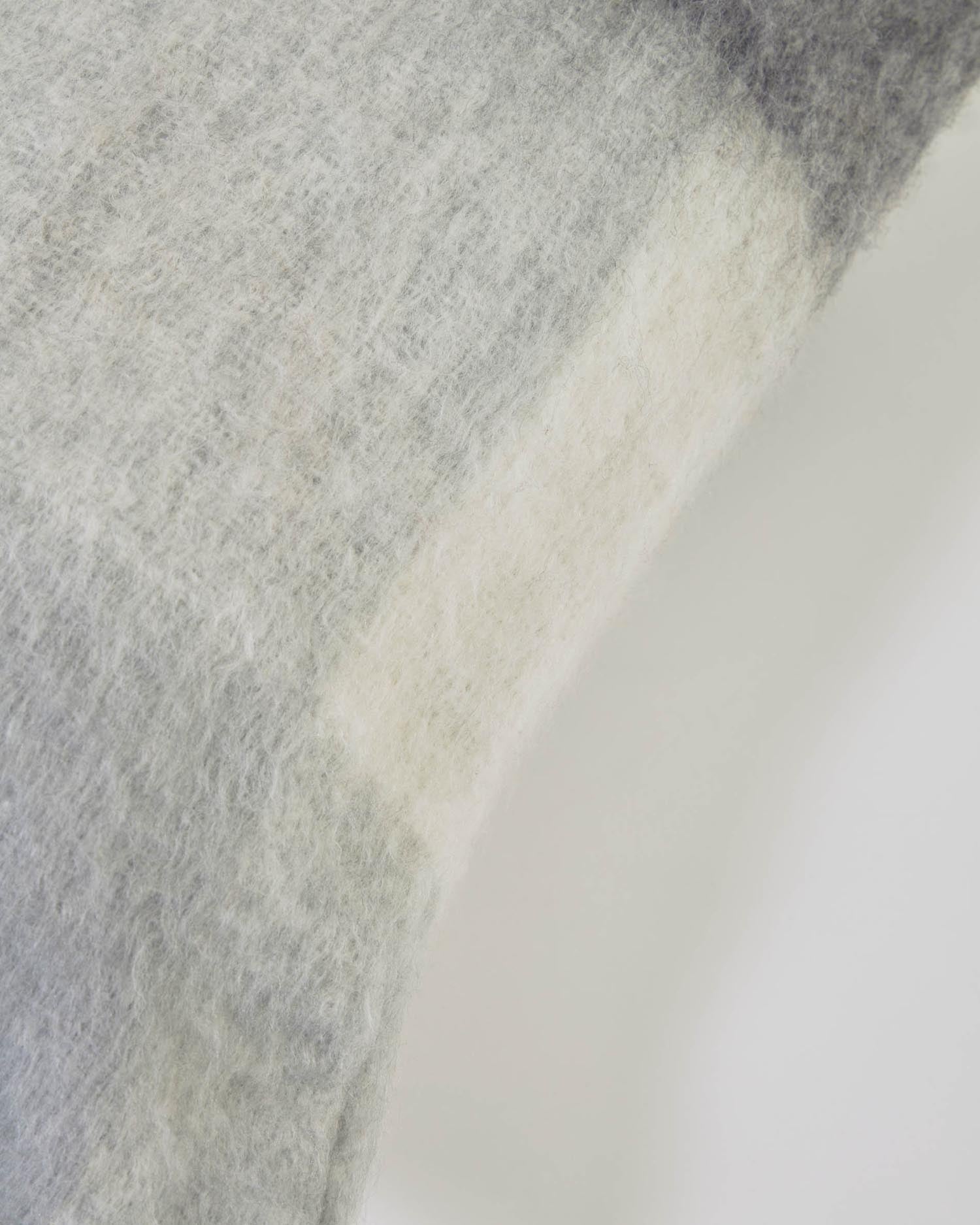 Catarina Kissenbezug weisse und graue Quadrate 45 x 45 cm in Mehrfarbig präsentiert im Onlineshop von KAQTU Design AG. Deko Kissenbezug ist von Kave Home