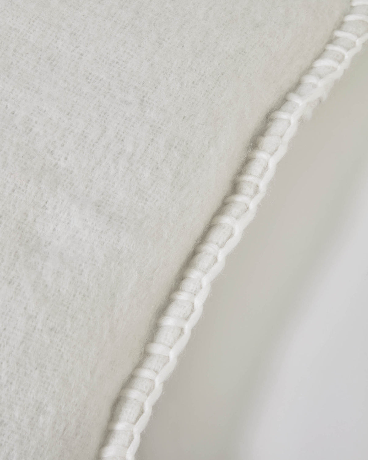 Augustina Bezug weiss 45 x 45 cm in Weiss präsentiert im Onlineshop von KAQTU Design AG. Deko Kissenbezug ist von Kave Home