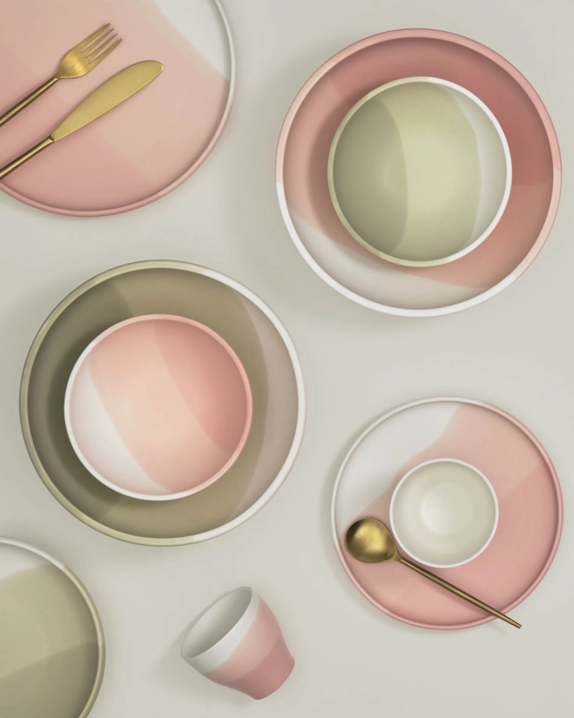 Elegante Porzellanschale in Rosa-Weiß, vereint modernes Design mit Tradition, ideal für stilvolle Tischdekoration.