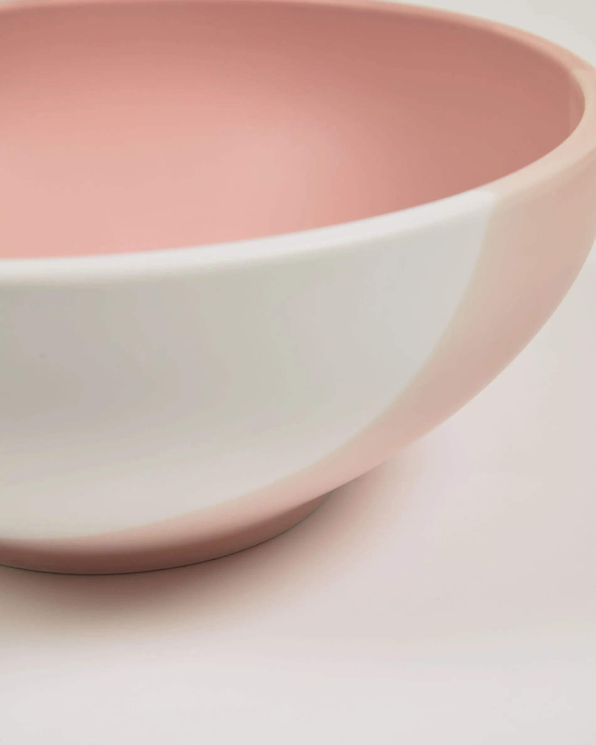 Elegante Porzellanschale in Rosa-Weiß, vereint modernes Design mit Tradition, ideal für stilvolle Tischdekoration.