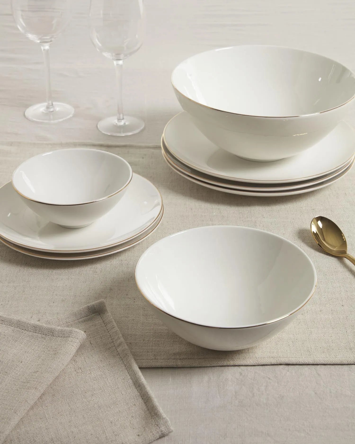 Elegante weiße Porzellanschale mit goldenen und hölzernen Akzenten, ideal für stilvolle Präsentationen.