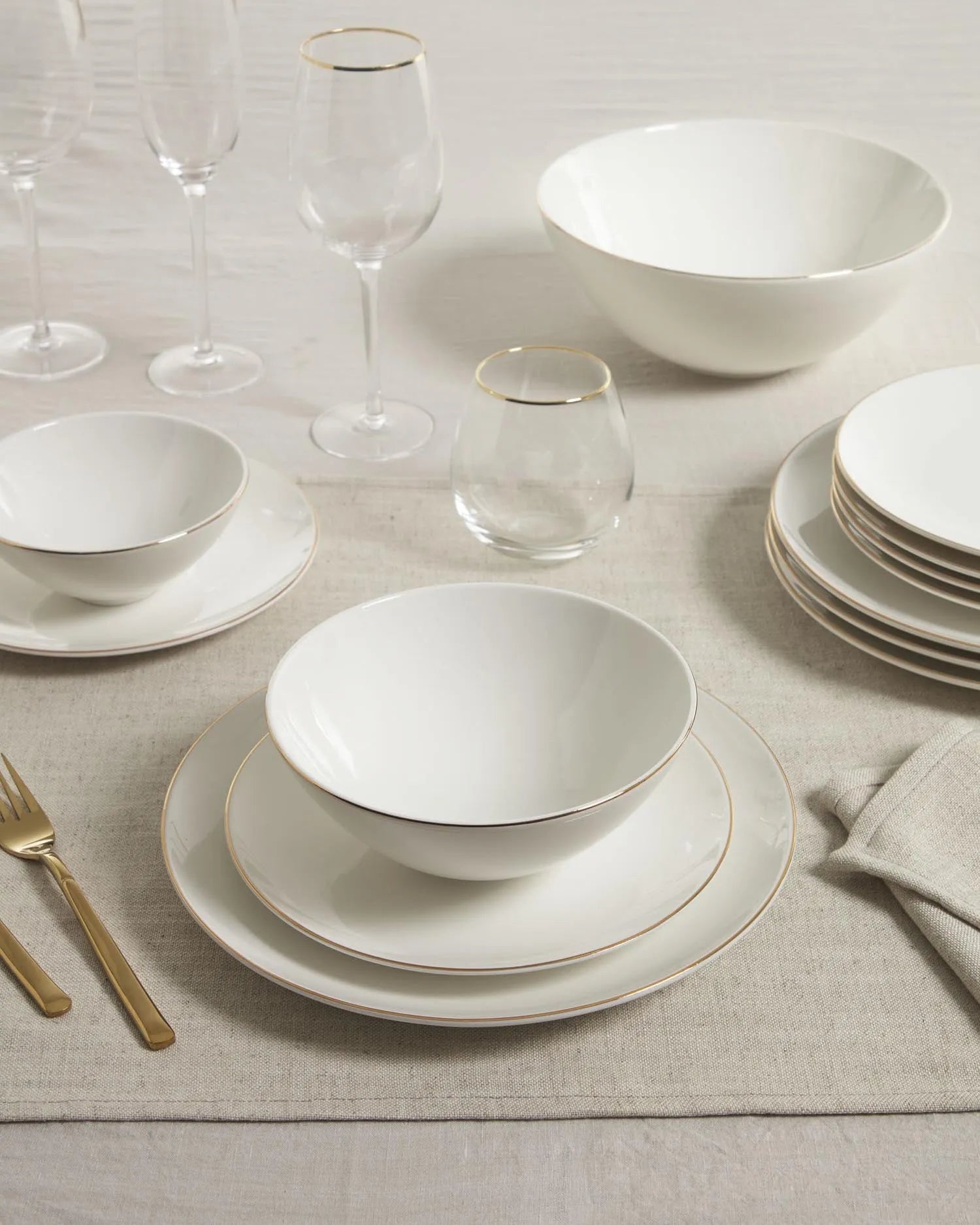 Elegante weiße Porzellanschale mit goldenen und hölzernen Akzenten, ideal für stilvolle Präsentationen.