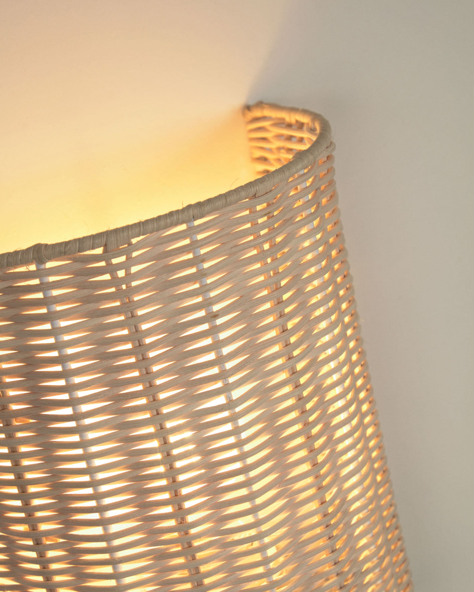 Kimjit Wandleuchte aus Rattan mit natürlichem Finish in Natur präsentiert im Onlineshop von KAQTU Design AG. Wandleuchte ist von Kave Home
