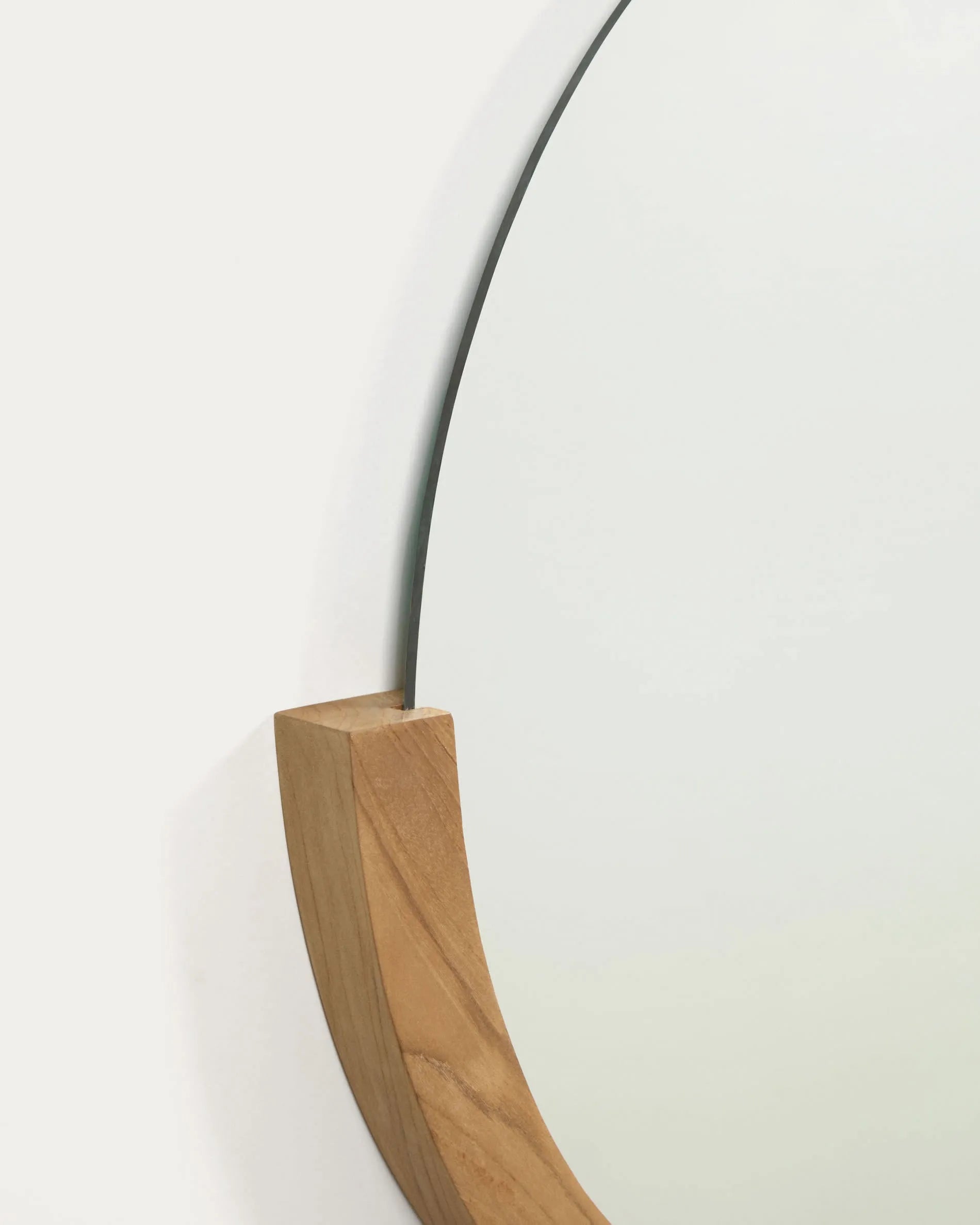 Eleganter Teakholz-Spiegel (90x55 cm) von Kave Home: robust, feuchtigkeitsbeständig, orientalisches Design für stilvolle Räume.