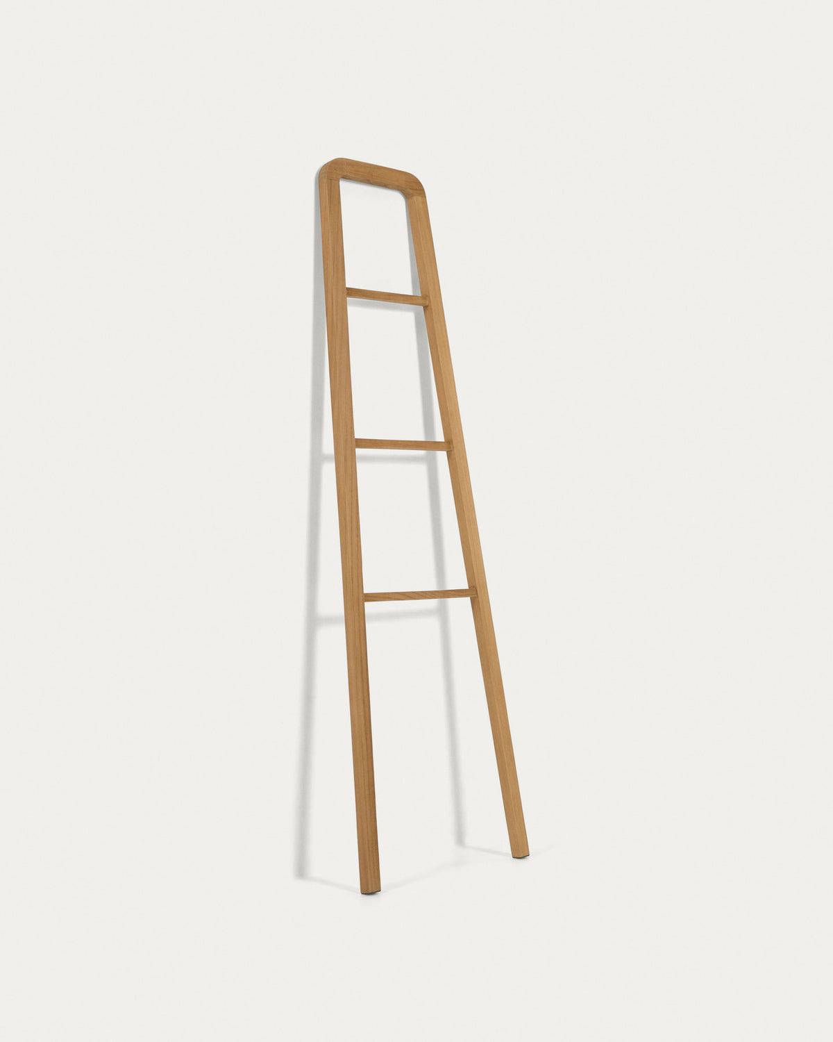 Uliana Handtuchhalter aus massivem Teakholz mit natürlichem Finish 50 x 160 cm in Natur präsentiert im Onlineshop von KAQTU Design AG. Handtuchhalter ist von Kave Home