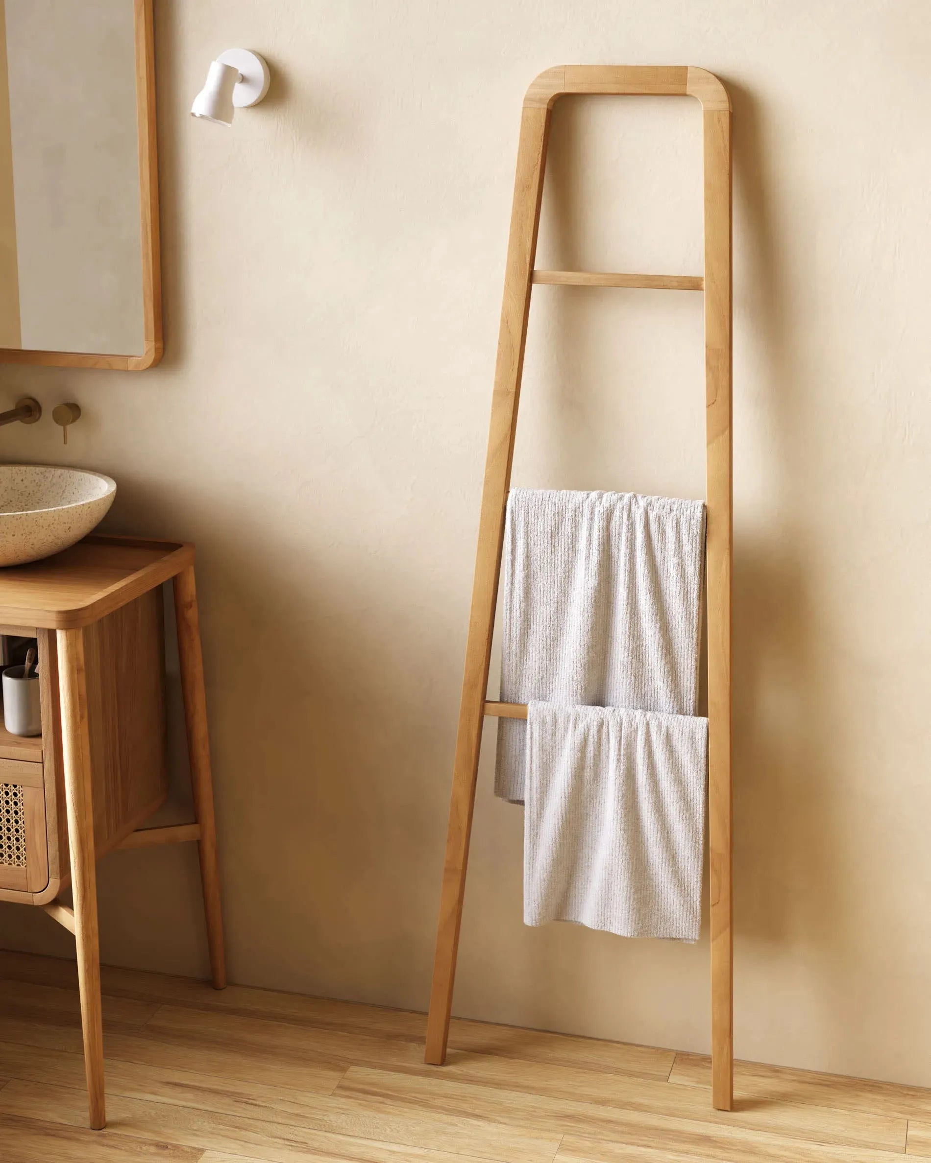 Stilvoller Handtuchhalter aus massivem Teakholz, 50x160 cm, mit natürlichem Finish, perfekt für moderne Badezimmer.