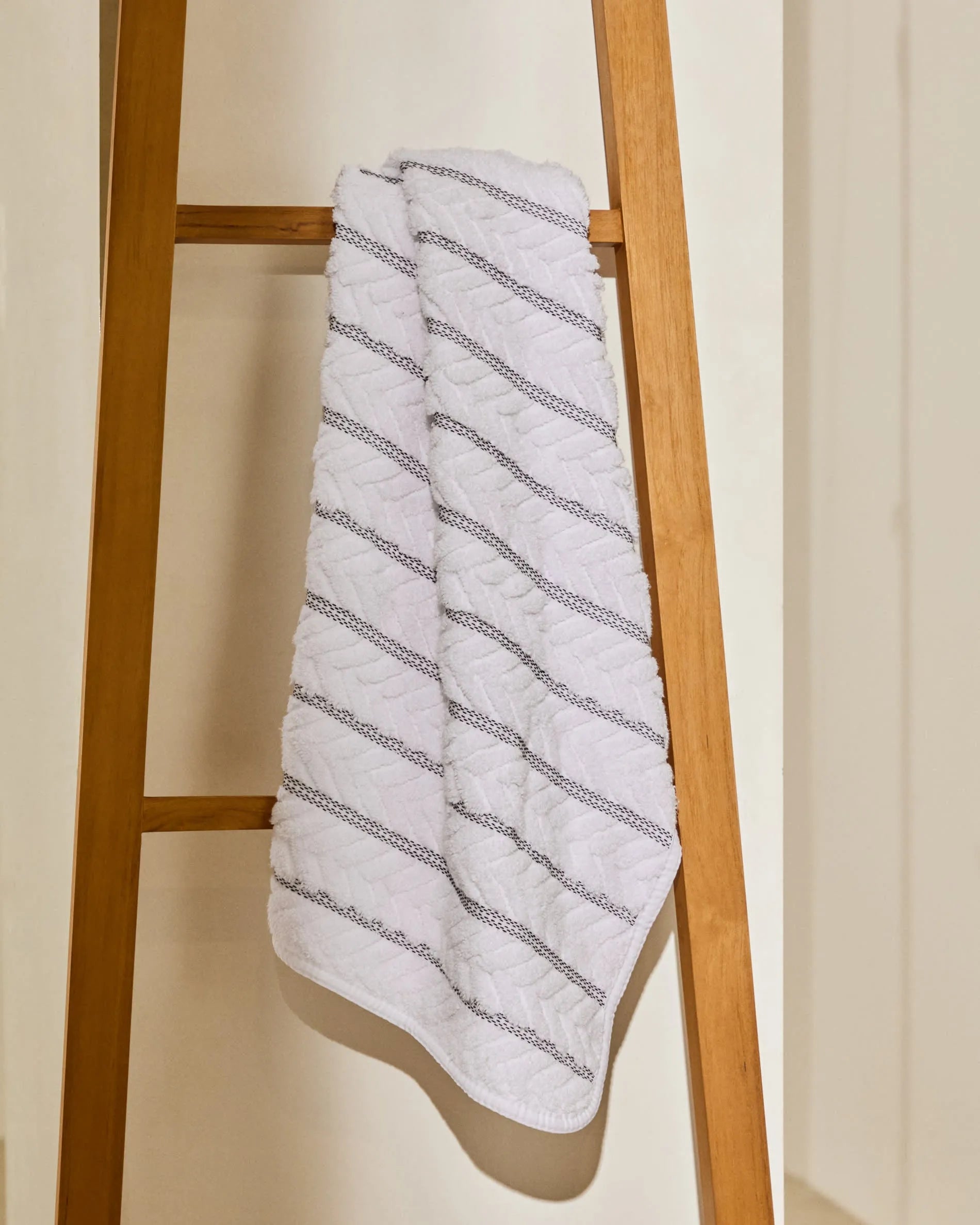 Eleganter Handtuchhalter aus massivem Teakholz, 50x160 cm, vereint Funktionalität und Stil für Ihr Badezimmer.