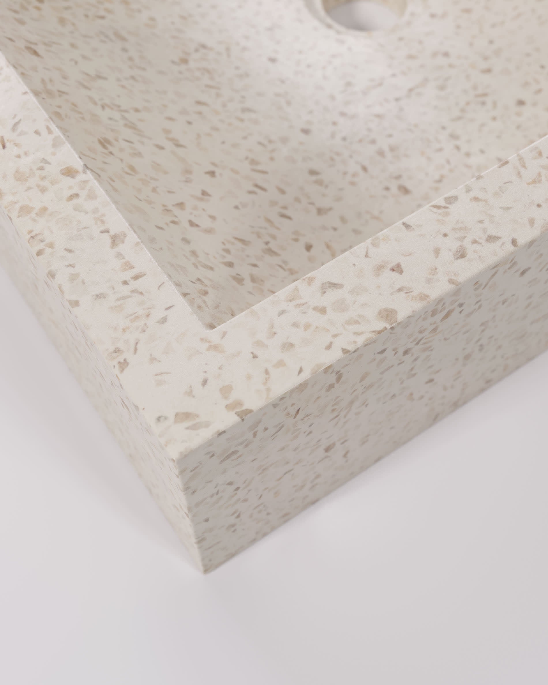 Moderner Delina Aufsatzwaschtisch aus weißem Terrazzo, 40x45 cm, von Kave Home – stilvolle Eleganz für Ihr Badezimmer.