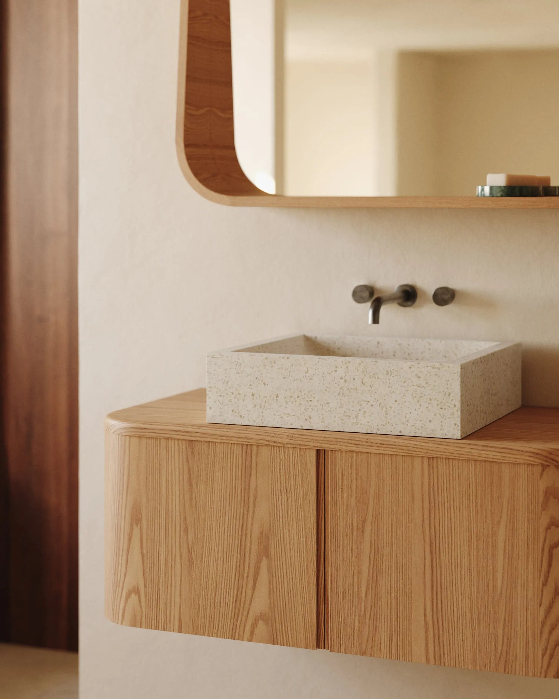 Eleganter Waschtisch aus weißem Terrazzo, kompakt und robust, ideal für stilvolle Badezimmer.