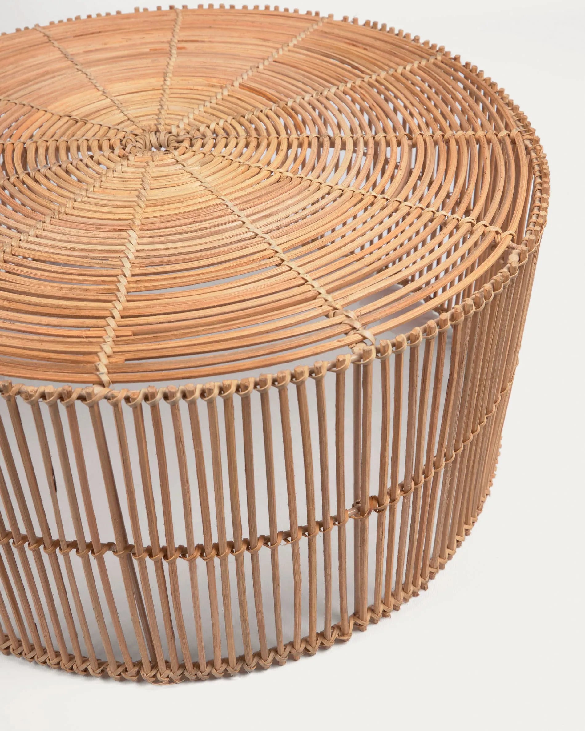 Zwei elegante Rattan-Couchtische mit natürlichem Finish, vielseitig und stilvoll, ideal für jeden Wohnraum.