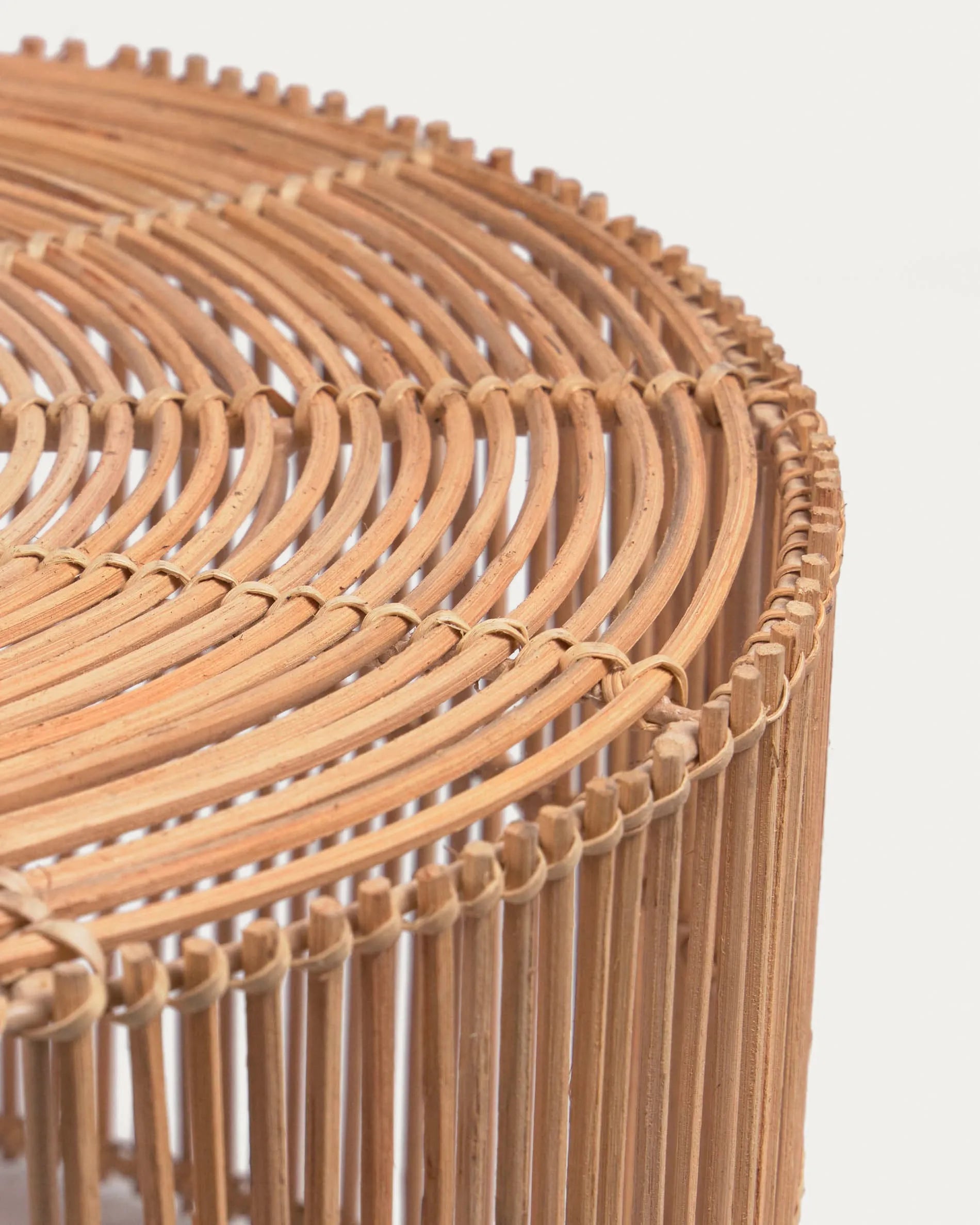 Zwei elegante Rattan-Couchtische mit natürlichem Finish, vielseitig und stilvoll, ideal für jeden Wohnraum.