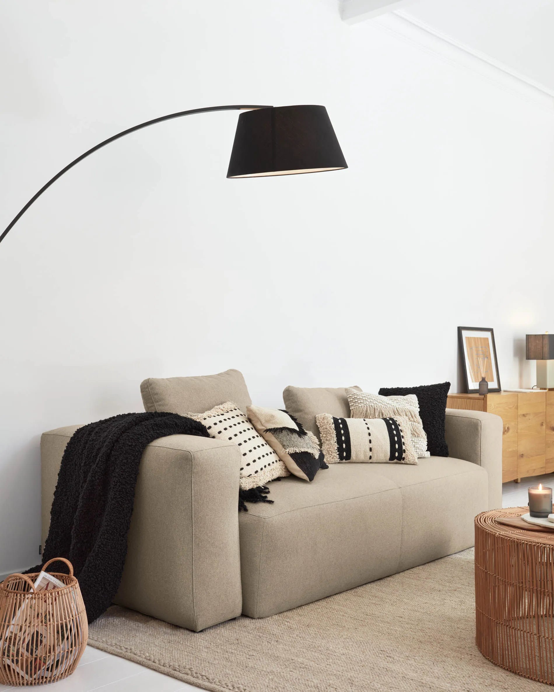 Zwei elegante Rattan-Couchtische mit natürlichem Finish, vielseitig und stilvoll, ideal für jeden Wohnraum.