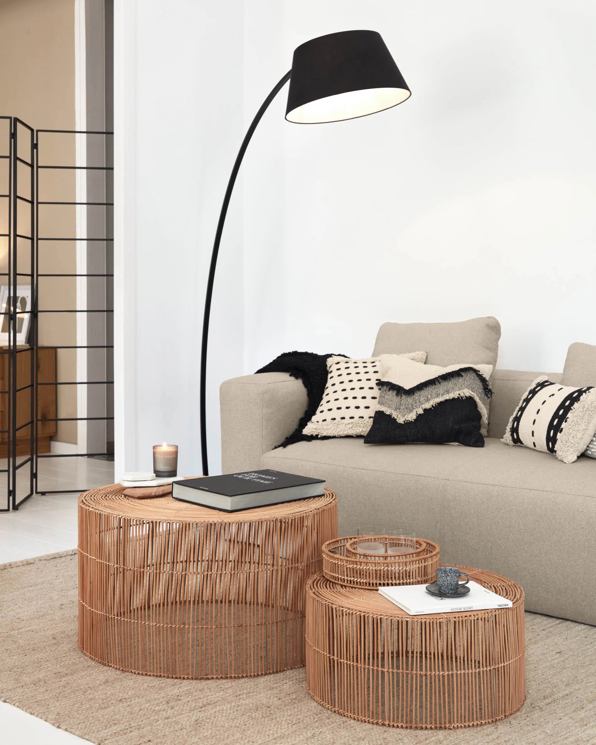 Zwei elegante Rattan-Couchtische mit natürlichem Finish, vielseitig und stilvoll, ideal für jeden Wohnraum.