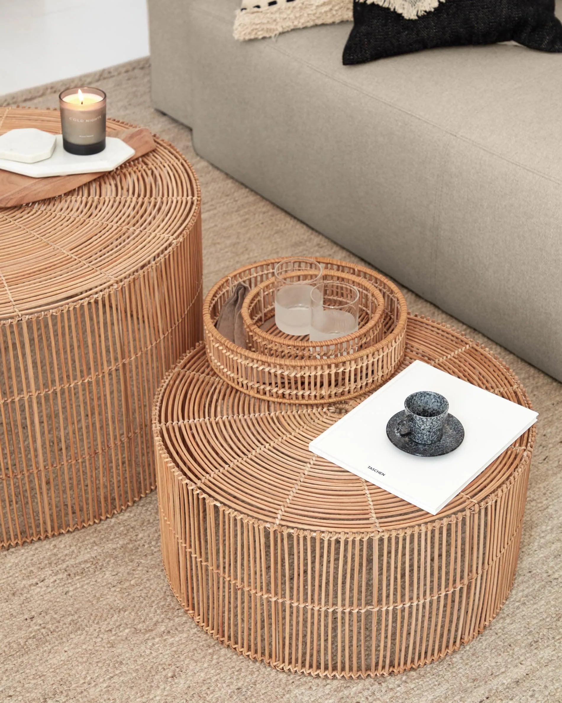 Zwei elegante Rattan-Couchtische mit natürlichem Finish, vielseitig und stilvoll, ideal für jeden Wohnraum.