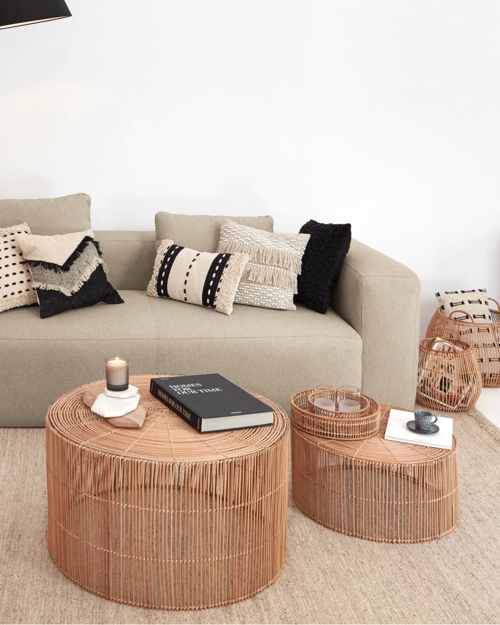 Zwei elegante Rattan-Couchtische mit natürlichem Finish, vielseitig und stilvoll, ideal für jeden Wohnraum.