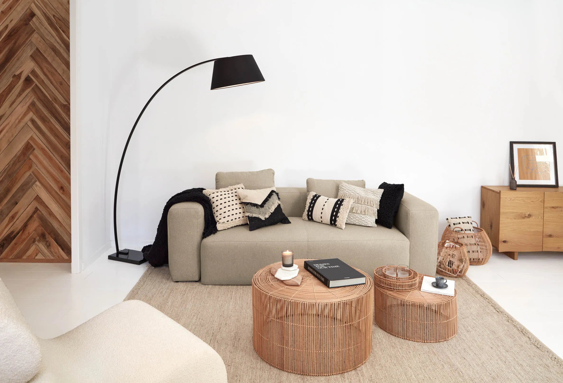 Zwei elegante Rattan-Couchtische mit natürlichem Finish, vielseitig und stilvoll, ideal für jeden Wohnraum.