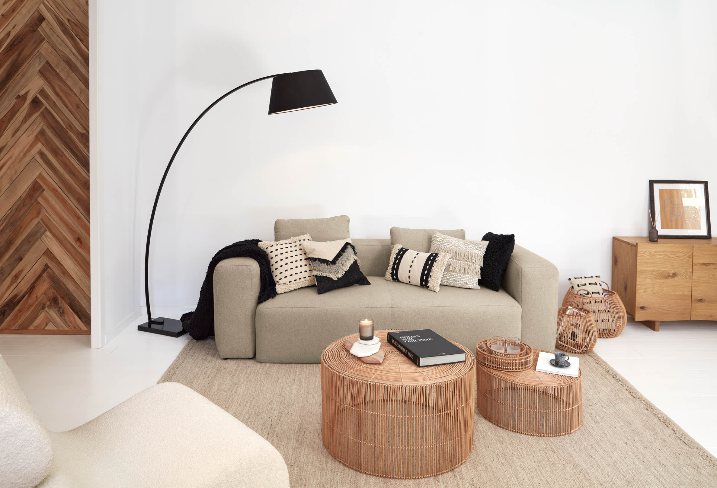 Set aus zwei stilvollen Couchtischen aus 100% Rattan, handgefertigt mit natürlichem Finish, Durchmesser 66 cm und 55 cm, von Kave Home.