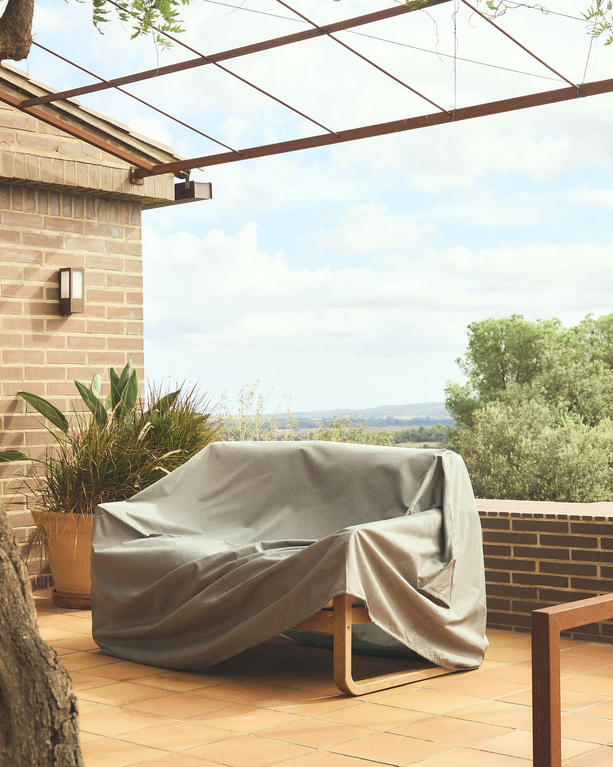 Iria Schutzhülle für Outdoor-Möbel max. 145 x 105 cm in Grau präsentiert im Onlineshop von KAQTU Design AG. Outdoor-Accessoire ist von Kave Home