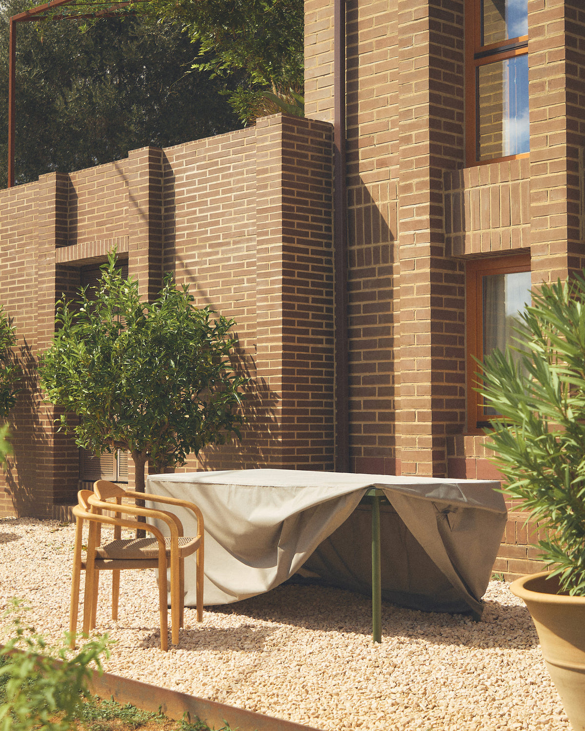 Iria Schutzhülle für Outdoor-Möbel max. 210 x 110 cm in Grau präsentiert im Onlineshop von KAQTU Design AG. Outdoor-Accessoire ist von Kave Home