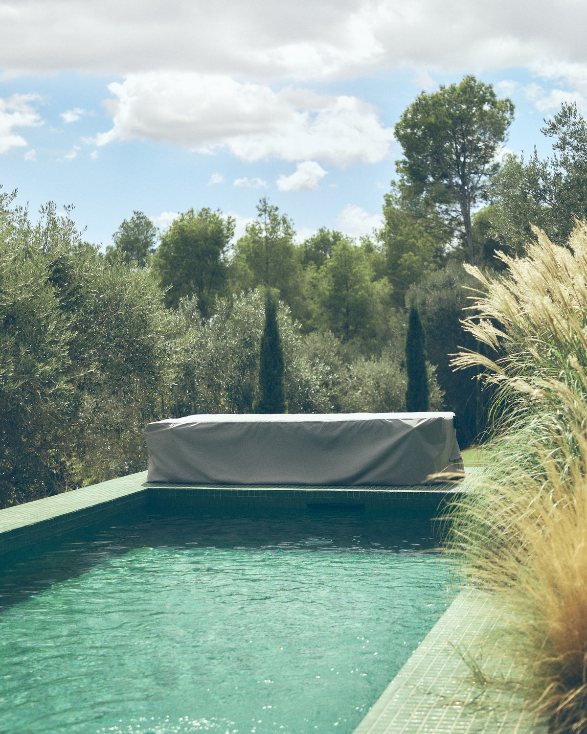 Iria Schutzhülle für Outdoor-Möbel max. 75 x 205 cm in Grau präsentiert im Onlineshop von KAQTU Design AG. Outdoor-Accessoire ist von Kave Home