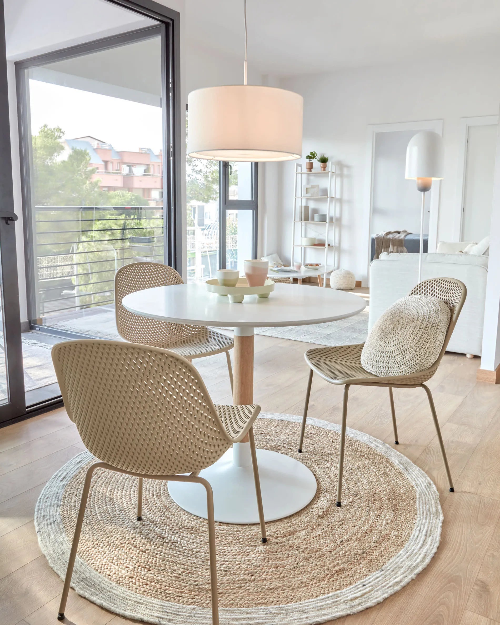 Der weiße Santana Lampenschirm (Ø 40 cm) von Kave Home besticht durch elegantes Design und gleichmäßige Lichtverteilung.