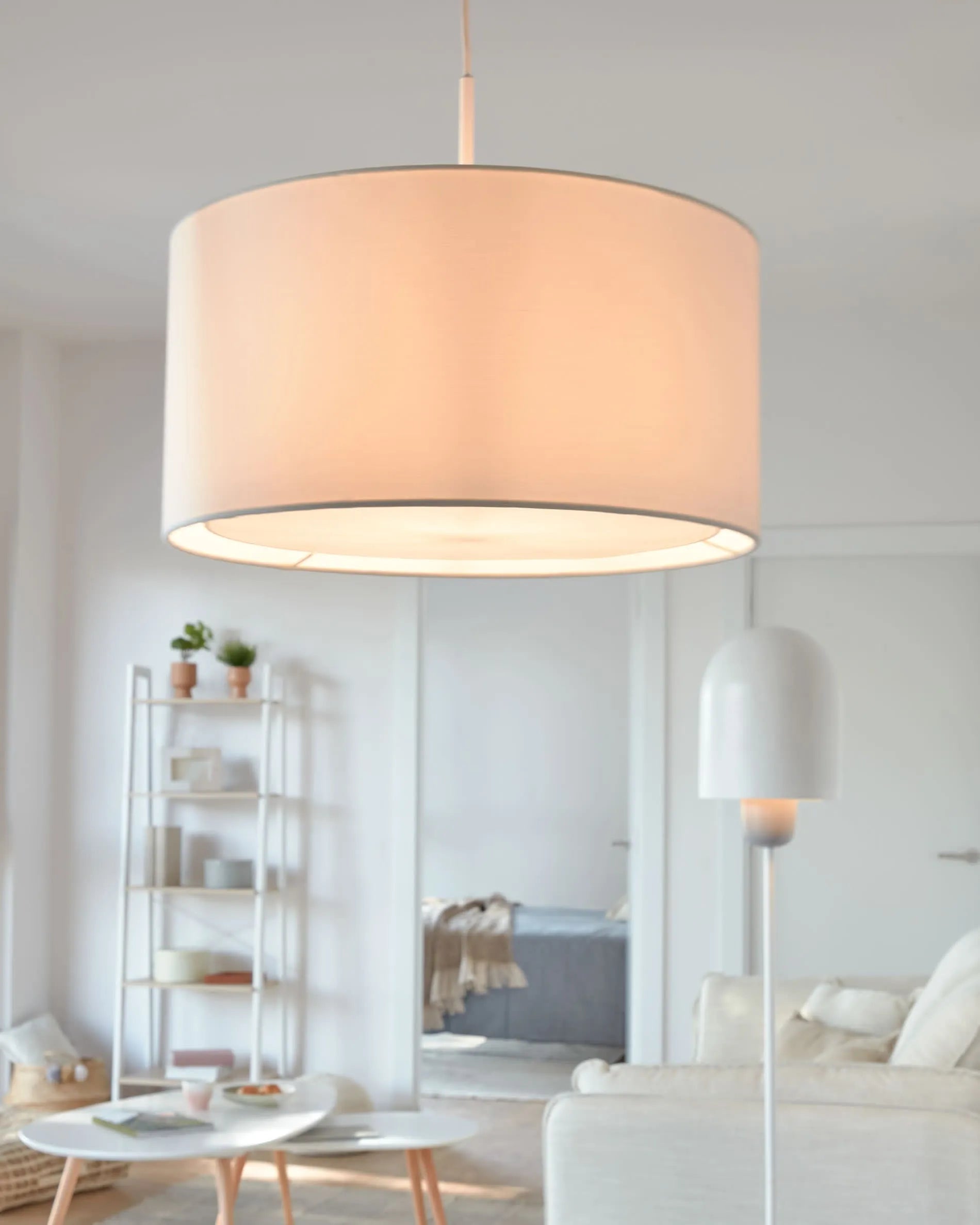 Der weiße Santana Lampenschirm (Ø 40 cm) von Kave Home besticht durch elegantes Design und gleichmäßige Lichtverteilung.