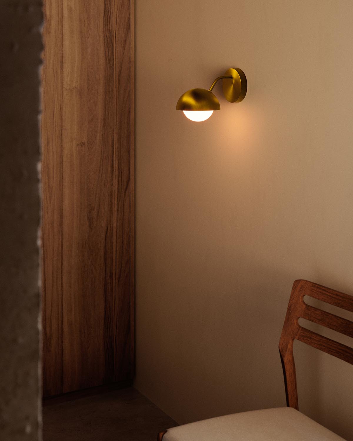 Lonela Wandleuchte: Metall-Design mit edlem Messing-Finish von Kave Home.
