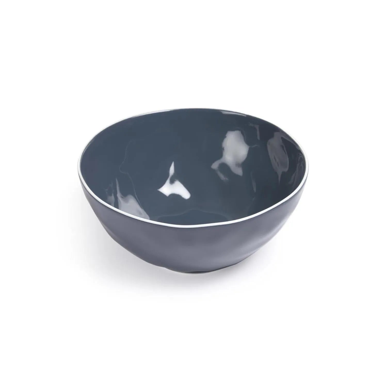 Elegante blaue Porzellanschüssel von Kave Home: robust, langlebig, vielseitig für Salate, Snacks, Desserts. Einzigartiges Design.