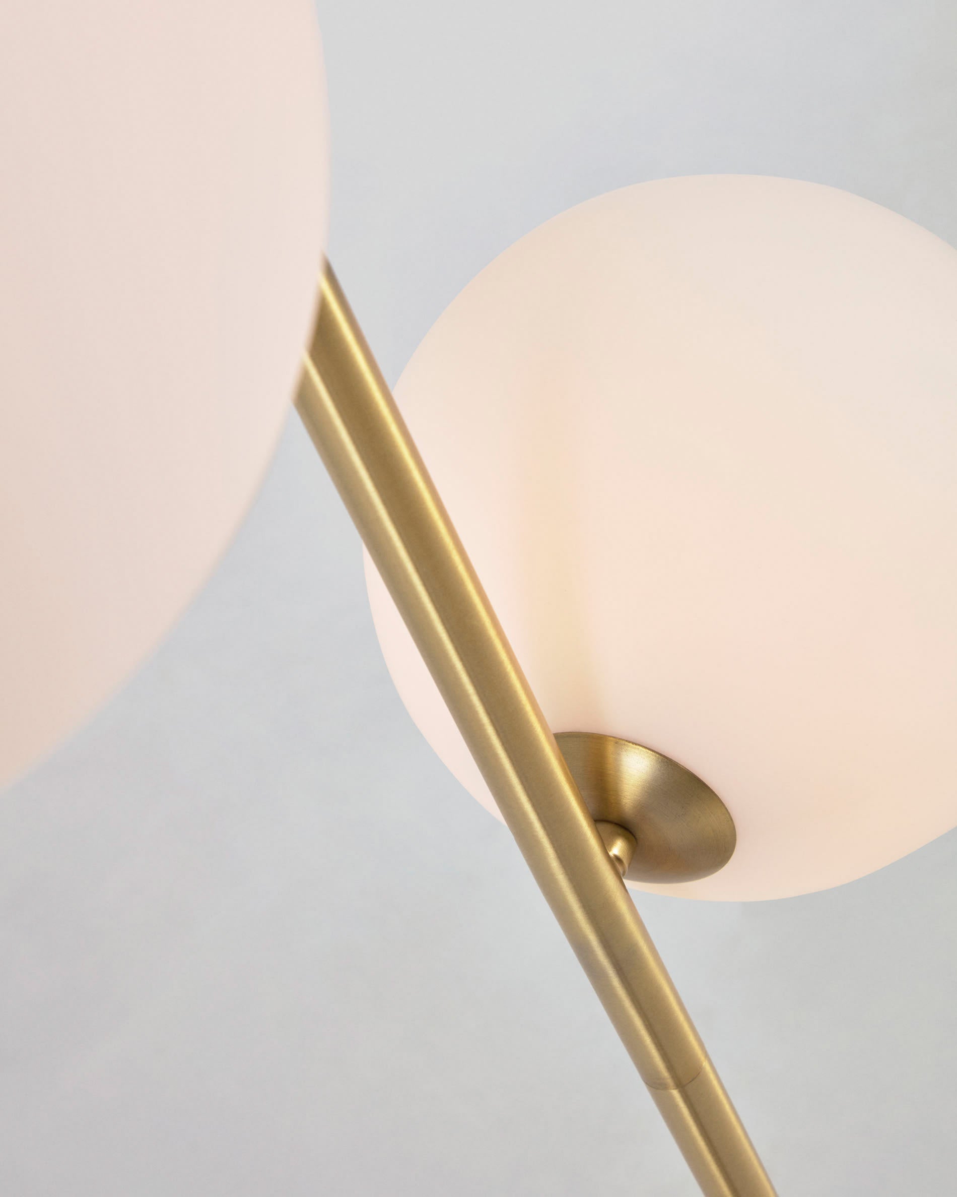 Die Lonela Stehlampe von Kave Home kombiniert grünen Marmor und modernes Design für eine stilvolle Wohnraumbeleuchtung.