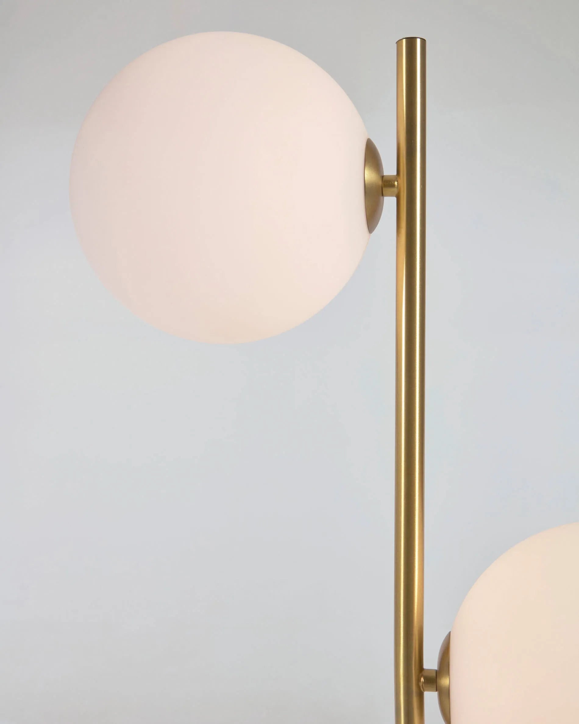 Elegante Stehlampe mit grünem Marmorsockel und mattiertem Glasschirm für sanftes Licht und stilvolle Akzente.