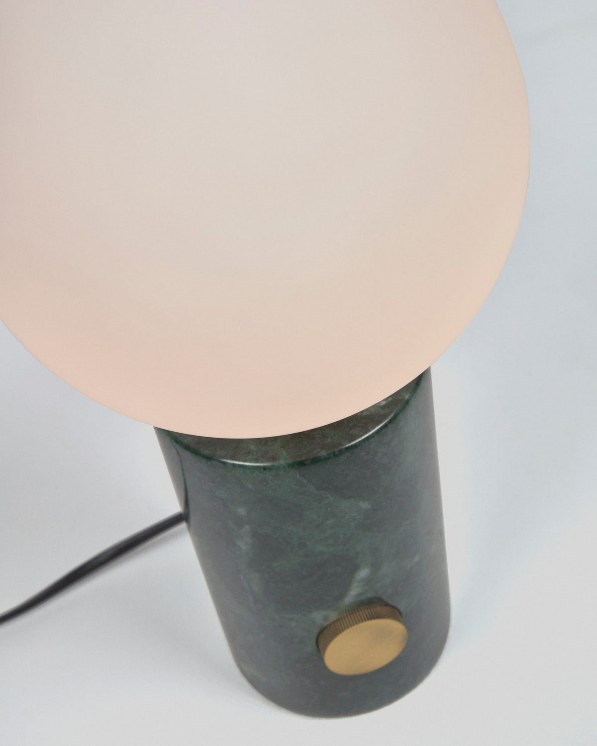 Lonela Tischlampe aus Marmor mit grünem Finish in Grün präsentiert im Onlineshop von KAQTU Design AG. Tischleuchte ist von Kave Home