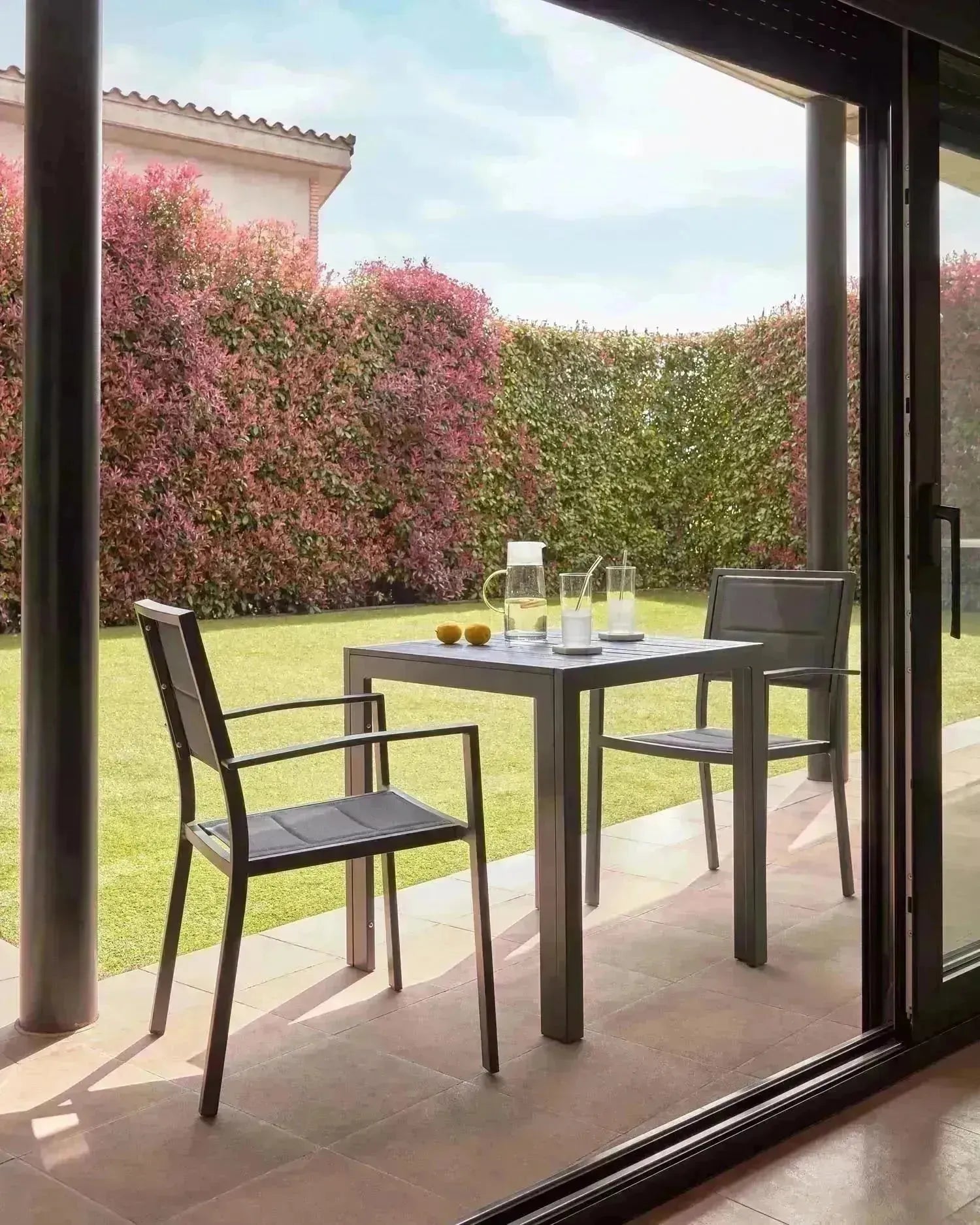 Moderner Sirley Gartentisch aus schwarzem Aluminium, 70x70 cm, ideal für stilvolle Außenbereiche und langlebige Nutzung.
