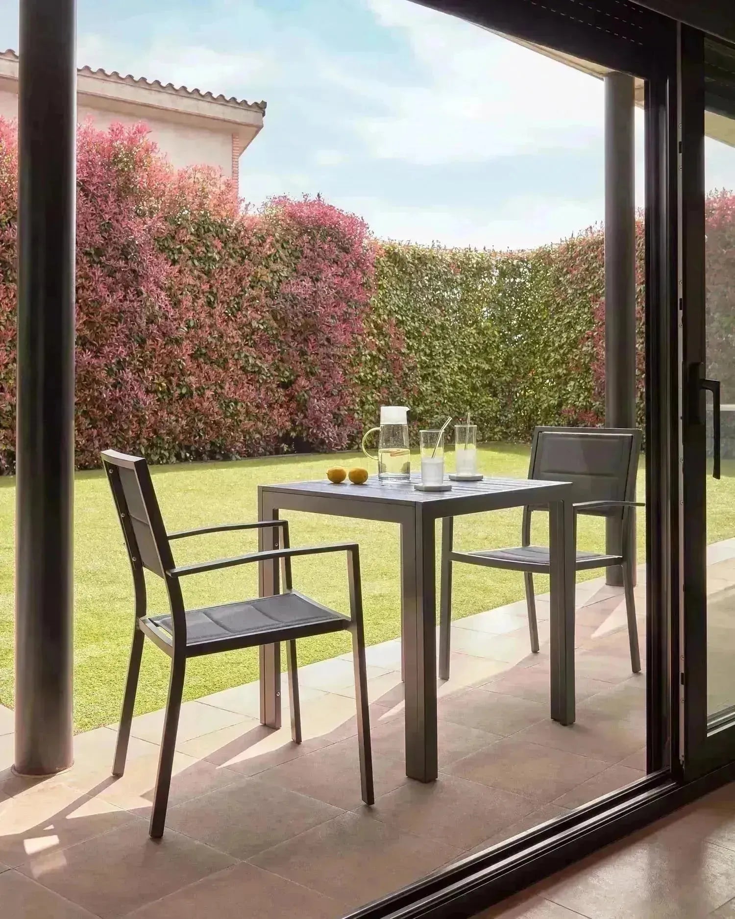 Moderner Sirley Gartentisch aus schwarzem Aluminium, 70x70 cm, ideal für stilvolle Außenbereiche und langlebige Nutzung.