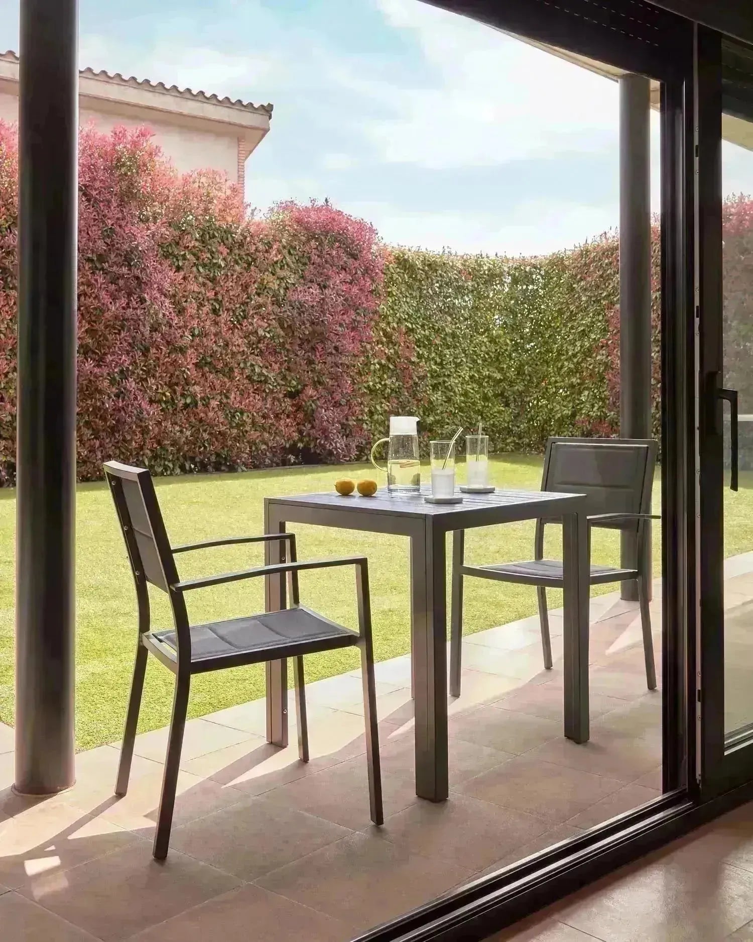 Moderner Sirley Gartentisch aus schwarzem Aluminium, 70x70 cm, ideal für stilvolle Außenbereiche und langlebige Nutzung.