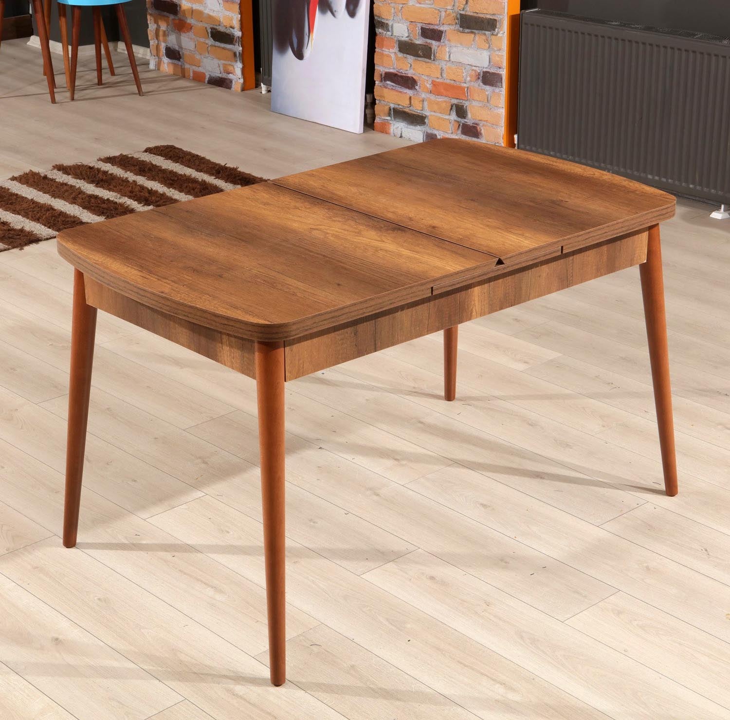 Barok in Walnuss präsentiert im Onlineshop von KAQTU Design AG. Esstisch ist von Hanah Home
