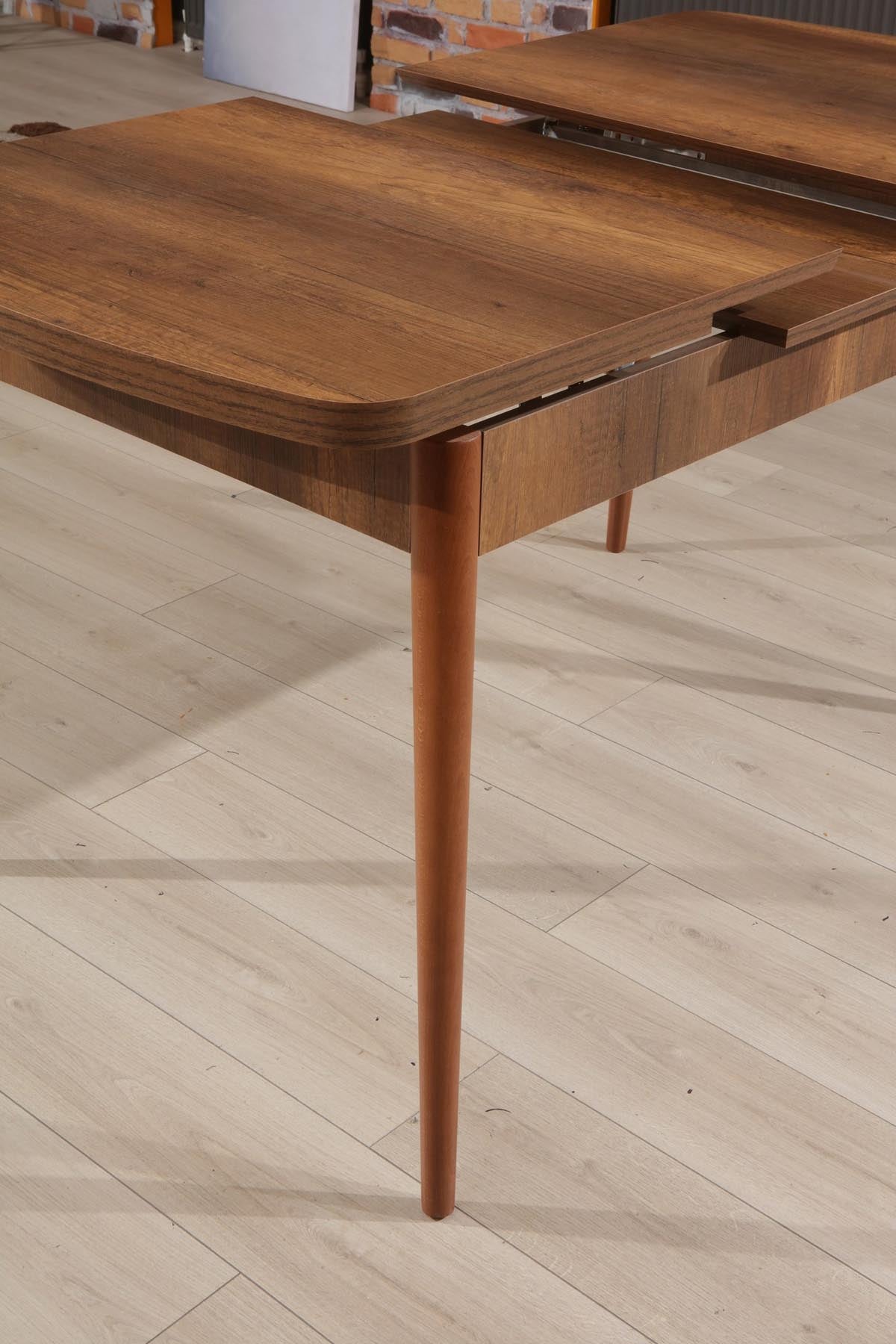 Barok in Walnuss präsentiert im Onlineshop von KAQTU Design AG. Esstisch ist von Hanah Home