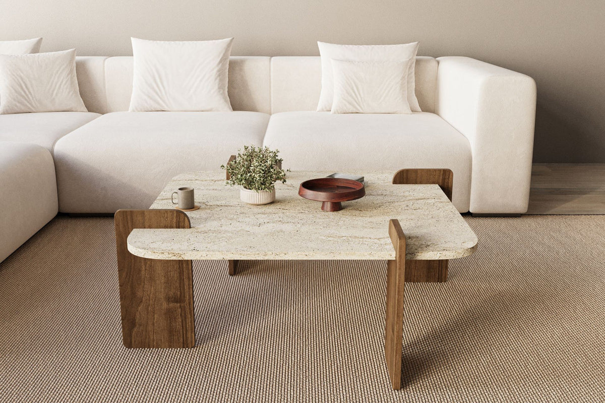 Couchtisch Afrolli von Hanah Home mit Platte in Travertin-Optik und Gestell in Nussbaum-Optik, quadratische Form, niedrige Höhe.