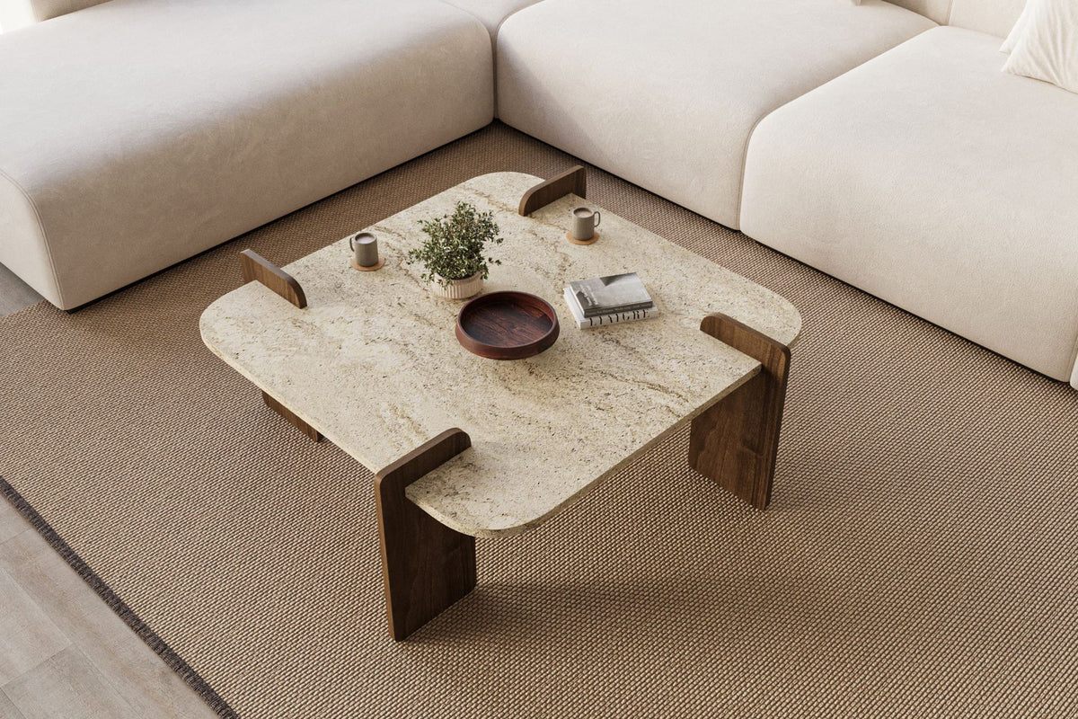Couchtisch Afrolli von Hanah Home mit Platte in Travertin-Optik und Gestell in Nussbaum-Optik, quadratische Form, niedrige Höhe.