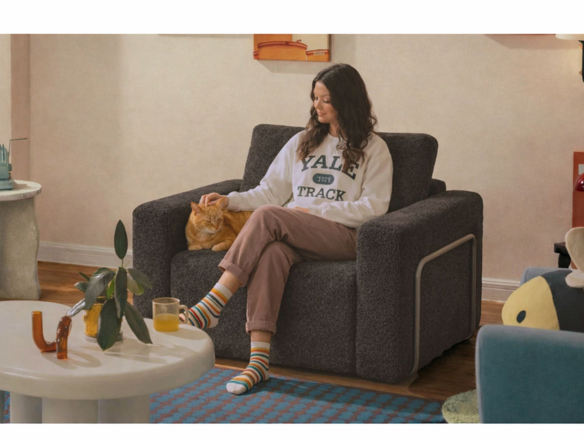 Anthrazitfarbenes 1-Sitzer Schlafsofa Wello aus 100% Bouclé-Stoff mit Sitzhöhe 35 cm und abnehmbarem, waschbarem Bezug von Hanah Home.