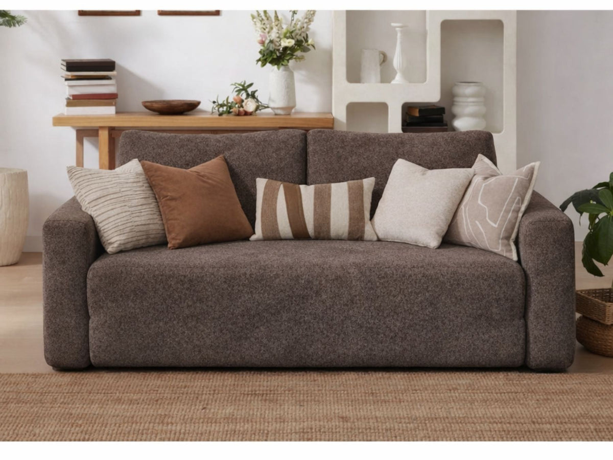 Braunes 2-Sitzer Schlafsofa Wello aus Bouclé-Stoff mit Armlehnen, Sitzhöhe 35 cm, im ausgeklappten Zustand als Bett nutzbar.
