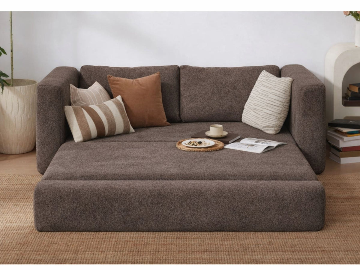 Braunes 2-Sitzer Schlafsofa Wello aus Bouclé-Stoff mit Armlehnen, Sitzhöhe 35 cm, im ausgeklappten Zustand als Bett nutzbar.