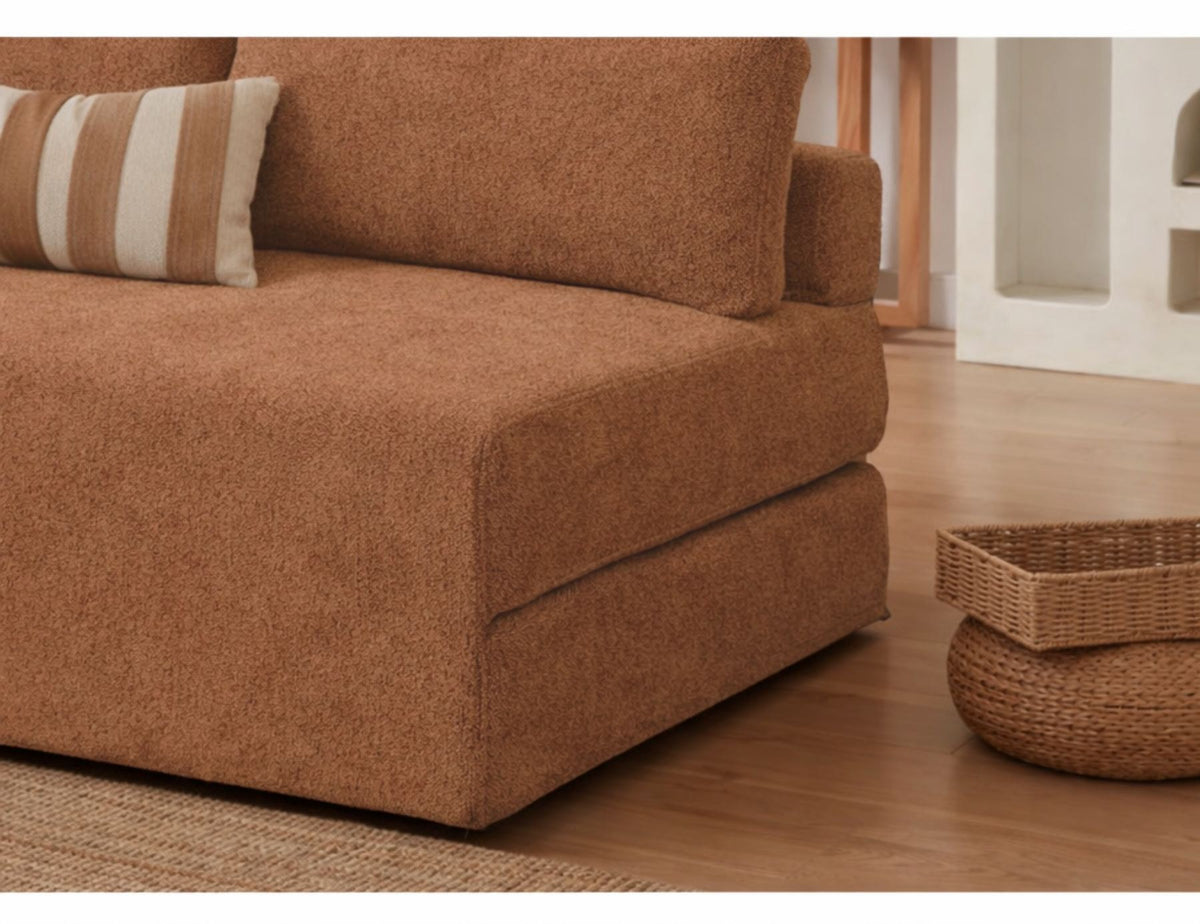Orangefarbenes 2-Sitzer Schlafsofa aus Bouclé-Stoff mit geraden Armlehnen, ausgeklappter Liegefläche und rutschfester Sohle.