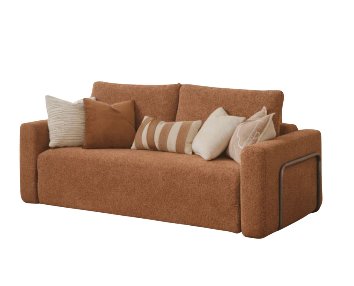 Orangefarbenes 2-Sitzer Schlafsofa aus Bouclé-Stoff mit geraden Armlehnen, ausgeklappter Liegefläche und rutschfester Sohle.