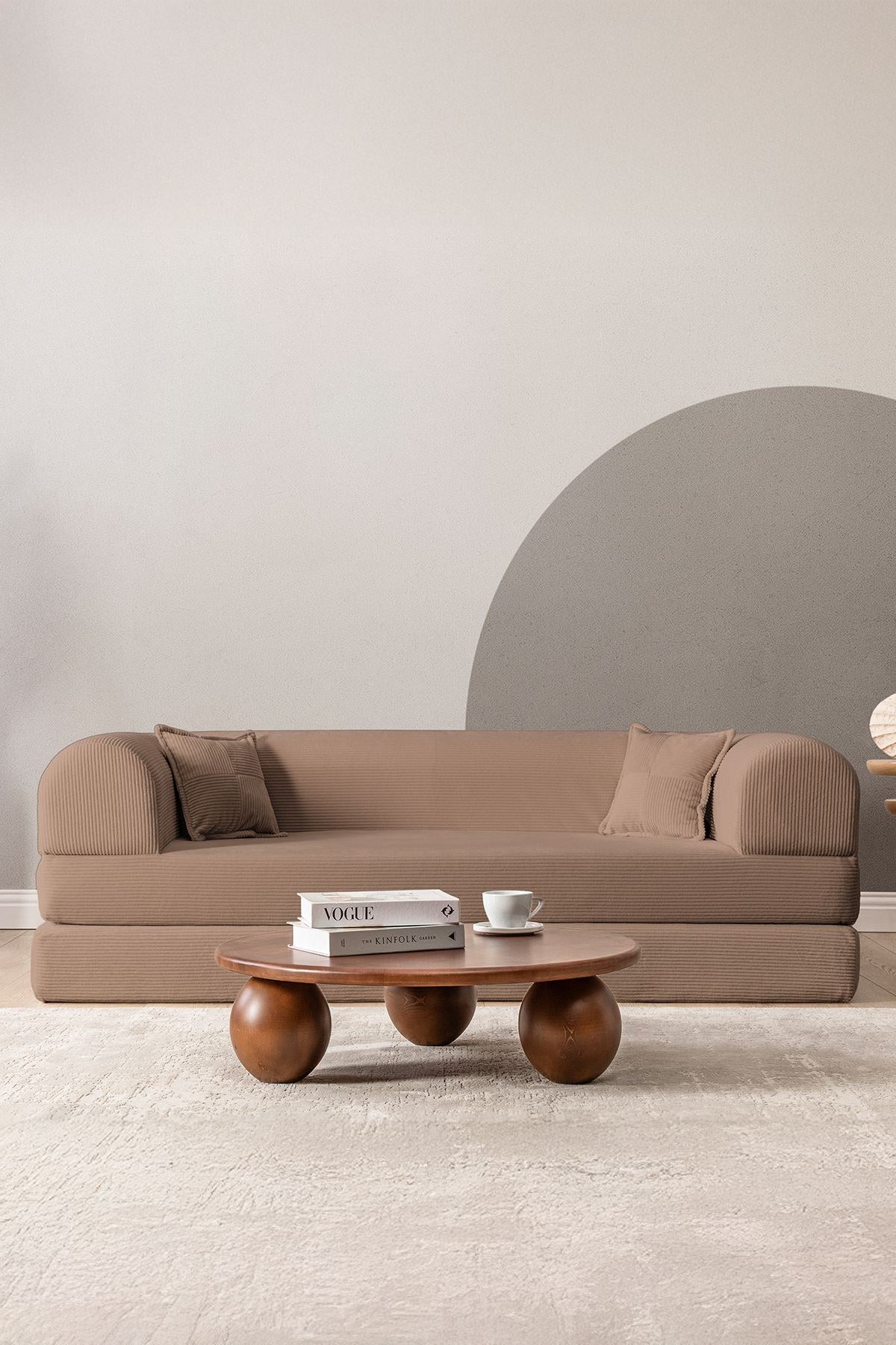 Beiges 3-Sitzer Schlafsofa aus geripptem Plüschstoff mit zwei Kissen, rutschfester Sohle und klar gerader Formgebung.