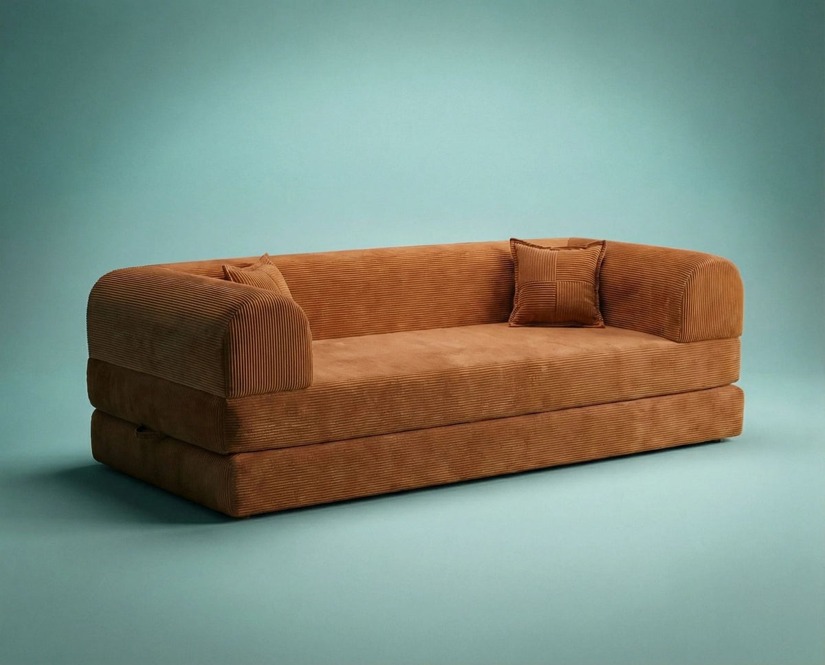 Orangefarbenes 3-Sitzer Schlafsofa aus geripptem Plüschstoff mit zwei Kissen, Rollpack-Design und rutschfester Sohle, Frontalansicht.