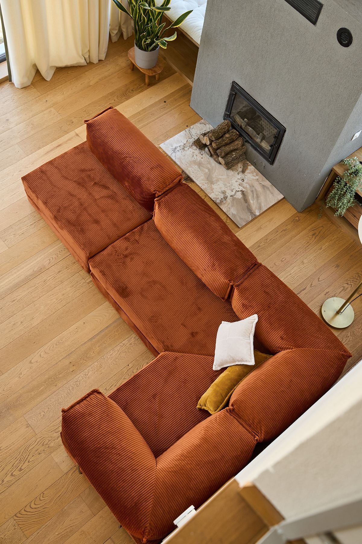 Ziegelrotes Ecksofa-Bett aus geripptem Cord-Plüschstoff mit vier Kissen, abnehmbarem Bezug und Roll-Pack-Funktion von Hanah Home.