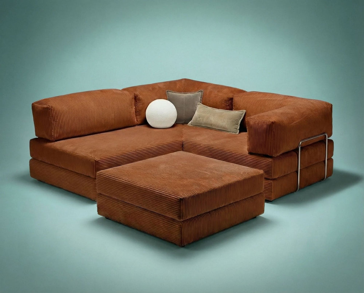 Ziegelrotes Ecksofa-Bett aus geripptem Cord-Plüschstoff mit vier Kissen, abnehmbarem Bezug und Roll-Pack-Funktion von Hanah Home.