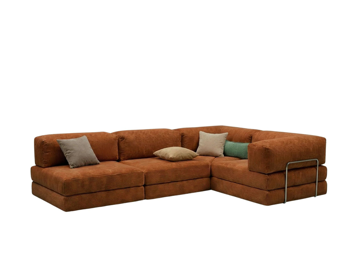 Ziegelrotes Ecksofa-Bett aus geripptem Cord-Plüschstoff mit vier Kissen, abnehmbarem Bezug und Roll-Pack-Funktion von Hanah Home.