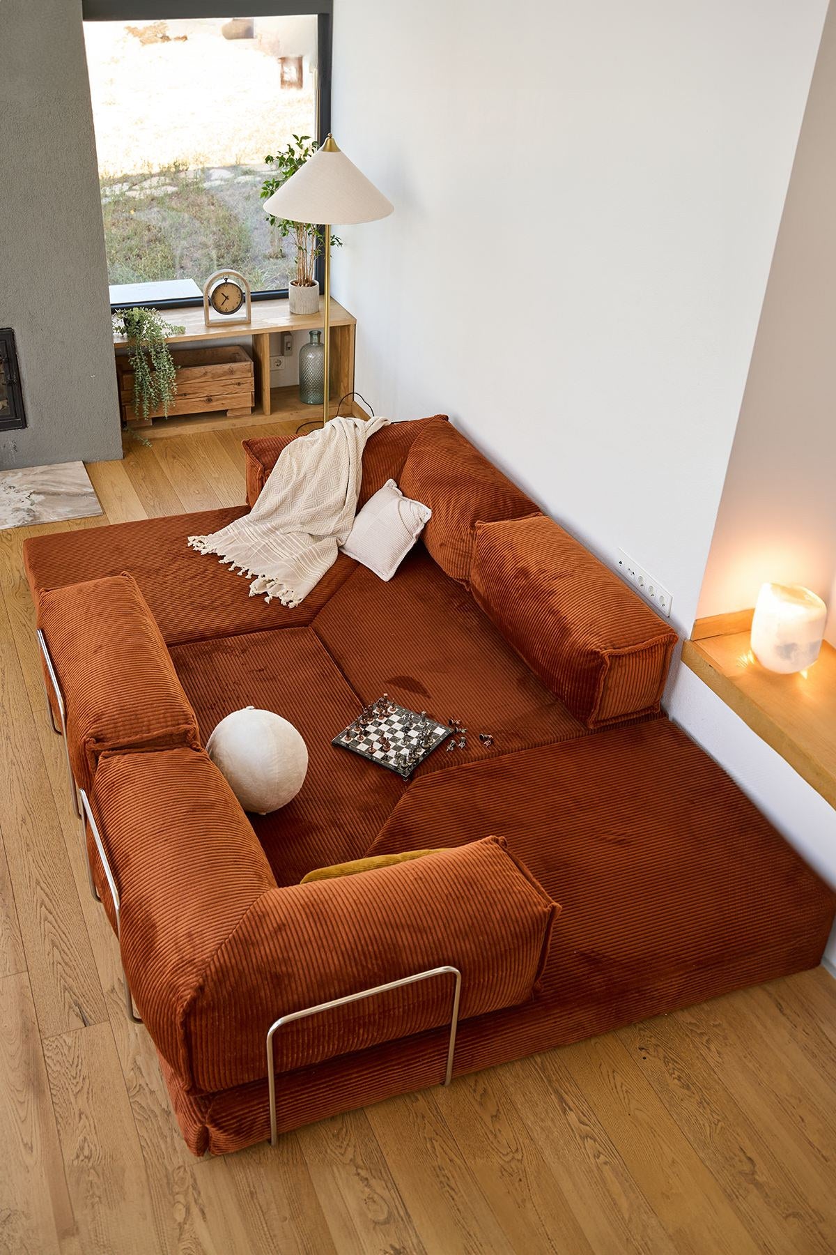 Ziegelrotes Ecksofa-Bett aus geripptem Cord-Plüschstoff mit vier Kissen, abnehmbarem Bezug und Roll-Pack-Funktion von Hanah Home.